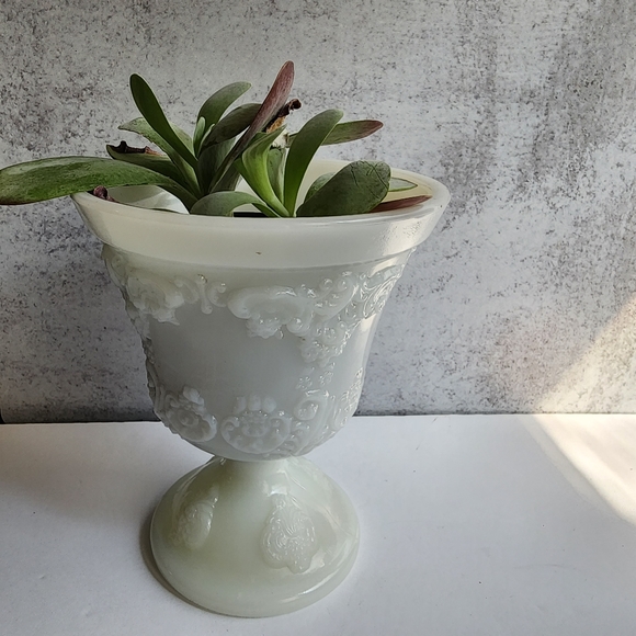 Milk glass vase - Picture 3 of 12